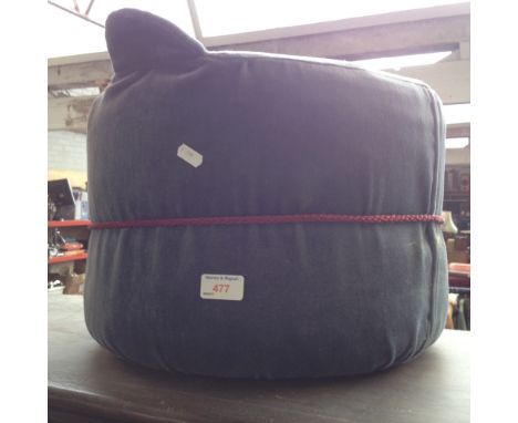 OLD POUFFE