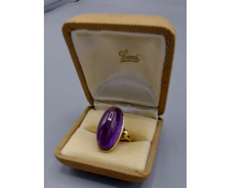 A yellow metal dress ring set with a Cabochon Amethyst, 7.5gms, ring size I, 
