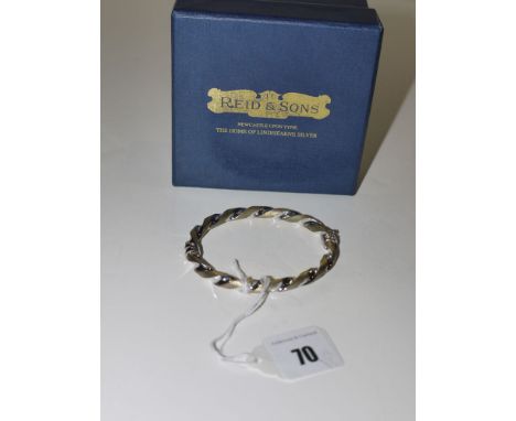 A 9ct. yellow and white gold bangle, 10grms. 