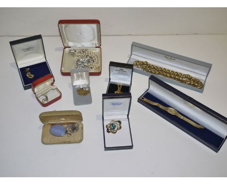 A quantity of costume jewellery, to include: a Napier gilt metal chain necklace; a gilt metal Rotary watch; a Warner Bros. 'T