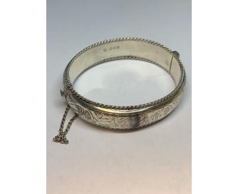 A HALLMARKED CHESTER SILVER BANGLE ENGRAVED TO BARBARA FROM ALAN 1958 GROSS WEIGHT 25.8 GRAMS 