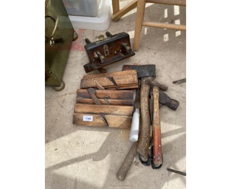 AN ASSORTMENT OF HAND TOOLS TO INCLUDE FOUR VINTAGE WOOD PLANES, AN AXE AND HAMMERS ETC 