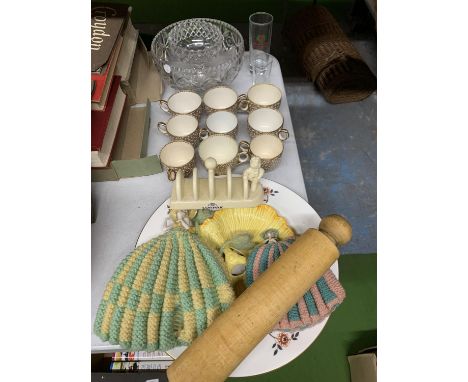 A COLLECTION OF ITEMS TO INCLUDE GOLD PATTERNED TEA CUPS, VINTAGE ROLLING PIN, LURPAK TOAST RACK CUT GLASS BOWL, ETC 