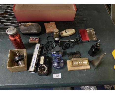 A COLLECTION OF ITEMS TO INCLUDE A PERPETUAL CALENDER, LIGHT METER, VINTAGE INK BOTTLES, ETC 