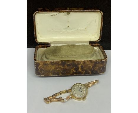 A ROTARY WATCH WITH A 9 CARAT GOLD CASE AND STRAP IN A PRESENTATION BOX 