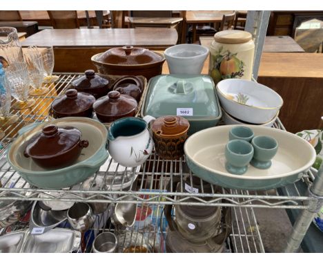 AN ASSORTMENT OF CERAMIC ITEMS TO INCLUDE A HORNSEA SAUCE POT, DENBY LIDDED RAMEKINS AND ROYAL WORCESTER DISHES ETC 