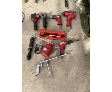 AN ASSORTMENT OF COMPRESSOR TOOLS TO INCLUDE A PAINT SPRAYER, RATCHET GUNS AND GRINDER ETC 