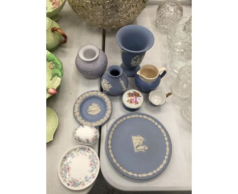 A QUANTITY OF WEDGWOOD, ETC, TO INCLUDE VASES, TRINKET BOX, PLATES, ETC 