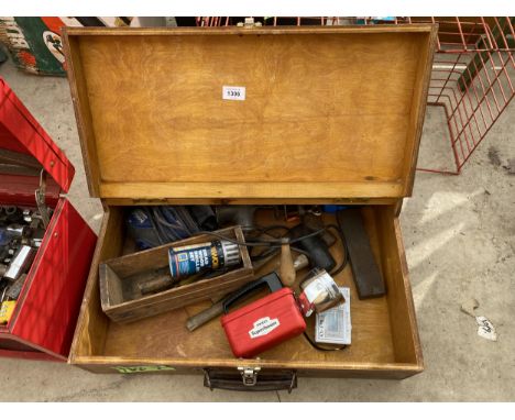 A WOODEN JOINERS CHEST CONTAINING AN ASSORTMENT OF TOOLS TO INCLUDE HAMMERS, AN ELECTRIC PALM SANDER AND A MINCER ETC 