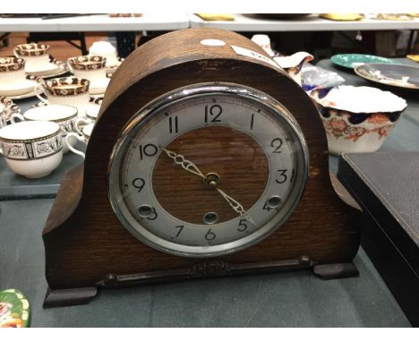 AN OAK BENTIMA 1930'S WESTMINSTER CHIMING CLOCK WITH KEY 
