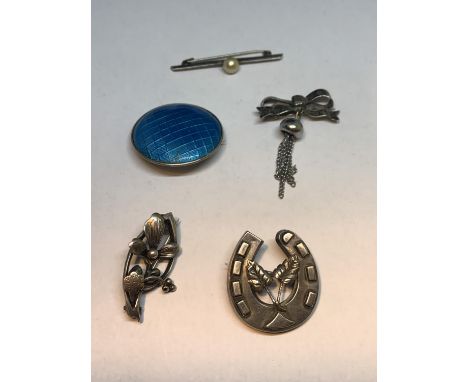 FIVE MARKED SILVER BROOCHES ONE WITH A HORSESHOE DESIGN, A BOW, A FLOWER, A BLUE ENAMEL AND A BAR WITH A PEARL 