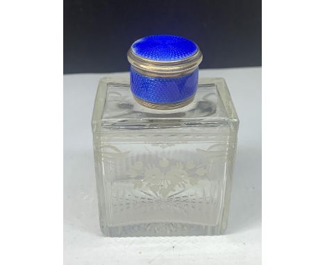 A VINTAGE GLASS PERFUME BOTTLE WITH A HALLMARKED BIRMINGHAM SILVER AND BLUE ENAMELED TOP, ORIGINAL GLASS STOPPER AND FLOWER D