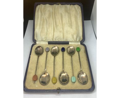 A BOXED SET OF HALLMARKED BIRMINGHAM SILVER COFFEE BEAN SPOONS WITH COLOURED BEANS AND MATCHING ENAMEL BACKS 