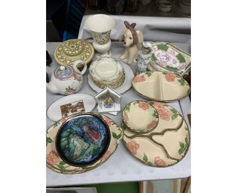 AN AMOUNT OF CERAMIC ITEMS STO INCLUDE ROYAL DOULTON 'THE ROMANCE' COLLECTION PLATES, AYNSLEY VASE, SYLVAC DOG, A BEATRIX POT