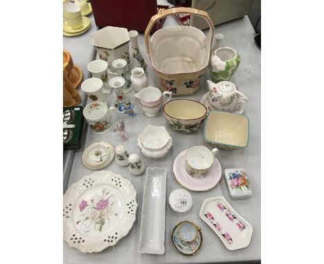 A COLLECTION OF CERAMICS AND CHINA TO INCLUDE VASES, TEA FOR ONE SET, AYNSLEY, BOWLS, TRINKET BOXES, ETC 