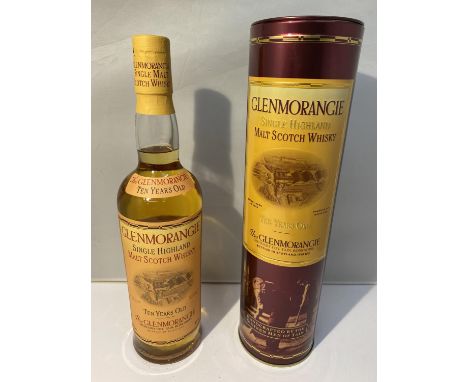 A 70CL BOTTLE OF GLENMORANGIE 10 YEAR AGED SINGLE MALT SCOTCH WHISKY IN THE OLDER BOTTLING STYLE WITH ORIGINAL TIN 40% VOL 