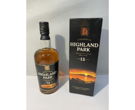 A 70CL BOTTLE OF HIGHLAND PARK 12 YEAR AGED SINGLE MALT SCOTCH WHISKY, IN THE OLD DUMPY STYLE BOTTLING WITH GIFT BOX 40% VOL 