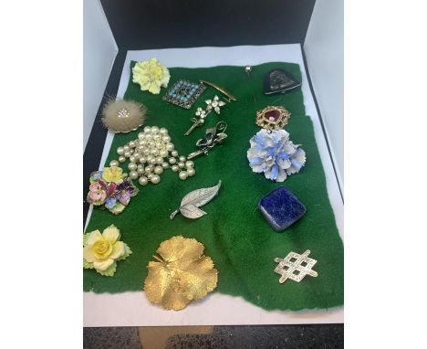 SEVENTEEN VARIOUS BROOCHES TO INCLUDE CERAMIC FLOWERS, DIAMONTE, PEARL ETC 