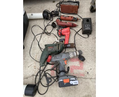 AN ASSORTMENT OF TOOLS TO INCLUDE DREMEL DRILLS, A SANDER AND FURTHER DRILLS ETC 