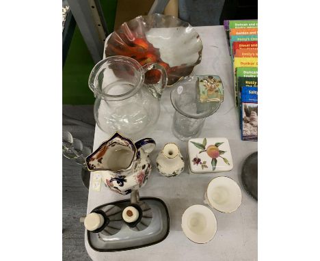 A COLLECTION OF ITEMS TO INCLUDE WEDGWOOD, A MASONS JUG A/F, ROYAL WORCESTER TRINKET BOX, GLASS JUG AND VASE, ETC 