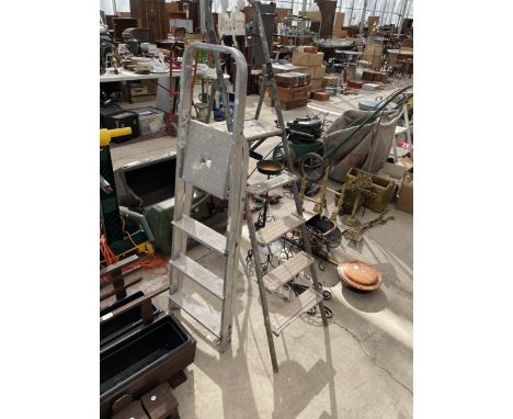 A THREE RUNG ALUMINIUM STEP LADDER AND A FOUR RUNG TUBULAR METAL STEP LADDER 