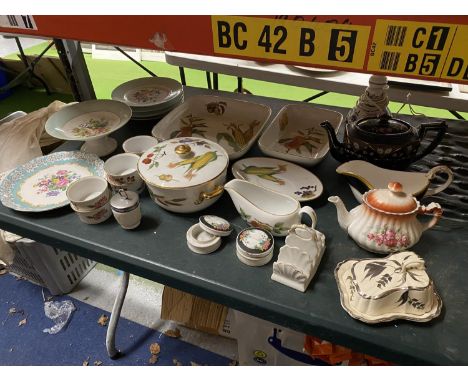 A QUANTITY OF ITEMS TO INCLUDE ROYAL WORCESTER SERVING DISHES, SAUCE BOAT.   TEAPOTS, PLATES, CAKE STAND, ETC 