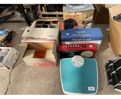 AN ASSORTMENT OF VINTAGE AND RETRO ITEMS TO INCLUDE A TRIUMPH RR-3008 RADIO TAPE RECORDER, A DIMPLEX HEATER AND BATHROOM SCAL