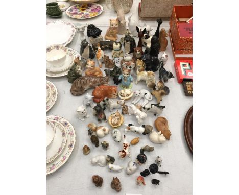 A LARGE COLLECTION OF MAINLY CERAMIC CATS 