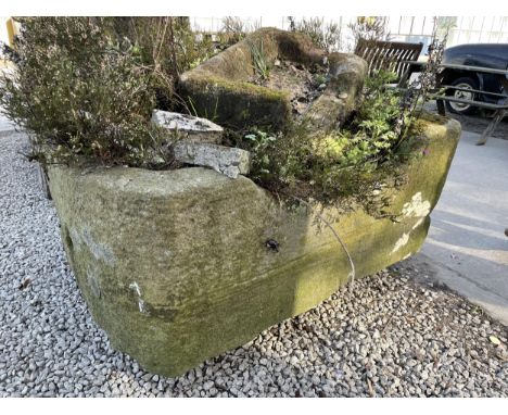 A LARGE STONE TROUGH (122CM X 74CM X 50CM) 