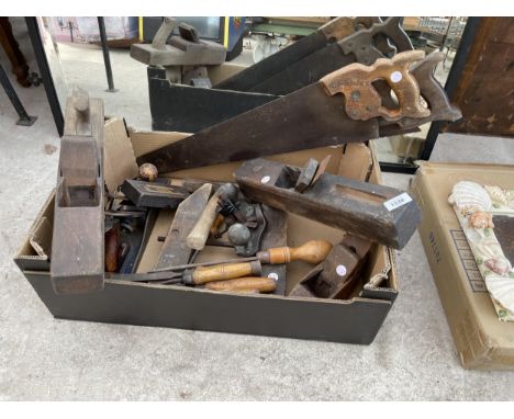 A LARGE ASSORTMENT OF VINTAGE HAND TOOLS TO INCLUDE WOOD PLANES, CHISELS AND SAWS ETC 