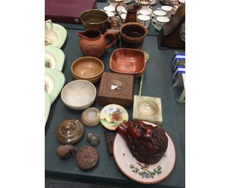 A QUANTITY OF COLLECTABLES TO INCLUDE TREEN BOWLS, COPPER JUG, PLANTERS, CARVED BOX, FIGURES, PLATES, ETC 