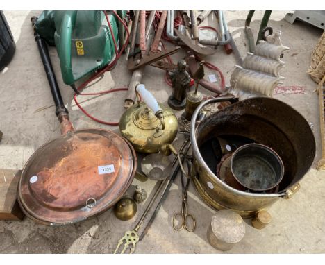 AN ASSORTMENT OF BRASS AND COPPER ITEMS TO INCLUDE A BED WARMING PAN, KETTLE AND COAL BUCKET ETC 