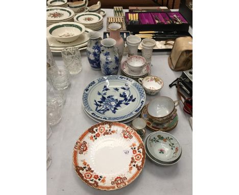 AN AMOUNT OF CERAMICS TO INCLUDE VASES, PLATES, ORIENTAL STYLE CUPS AND SAUCERS, TEA BOWLS, ETC. SOME A/F 