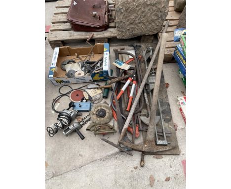 AN ASSORTMENT OF TOOLS TO INCLUDE A DRILL, RAKES AND PICK AXE ETC 