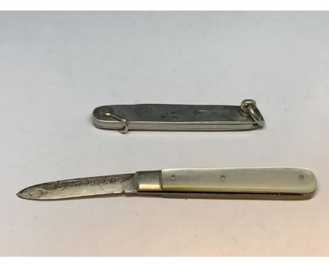 TWO HALLMARKED SHEFFIELD POCKET KNIVES ONE WITH A MOTHER OF PEARL HANDLE 