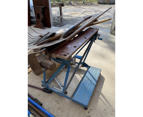 A BLACK AND DECKER FOLDING WORKMATE BENCH AND AN ASSORTMENT OF GARDEN TOOLS 