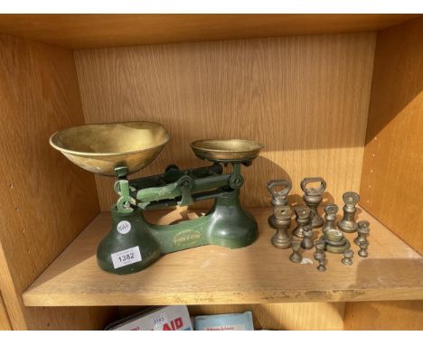 A VINTAGE SCOTTS OF STOW KITCHEN BALANCE SCALE WITH A LARGE ASSORTMENT OF GRADUATED WEIGHTS 