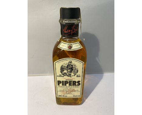 A 75.7CL BOTTLE OF THE ORIGINAL HUNDRED PIPERS FINEST SCOTCH WHISKY 35% PROOF 1960'S BOTTLING 