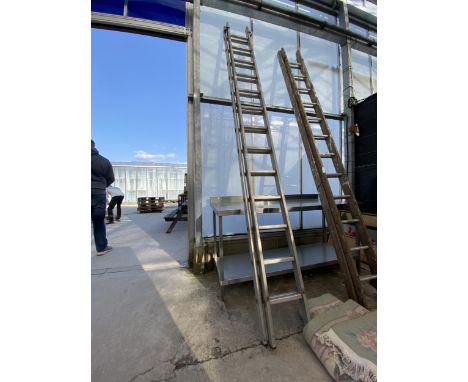 A TWO SECTION ALUMINIUM EXTENDING LADDER (13 RUNGS PER SECTION) 