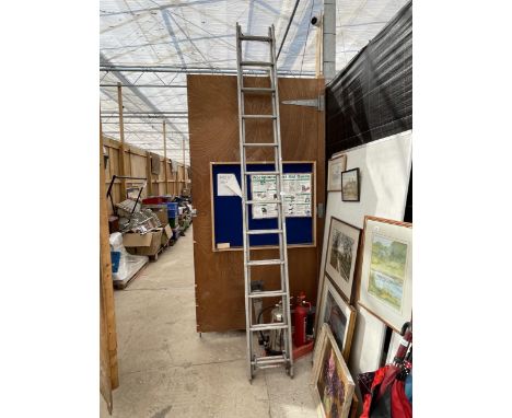 AN ALUMINIUM TWO SECTION EXTENDING LADDER (12 RUNGS PER SECTION) 
