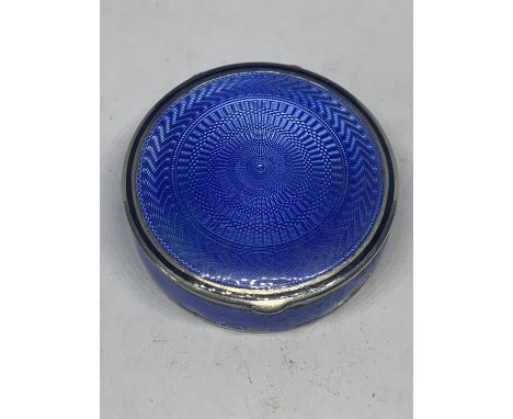 A HALLMARKED BIRMINGHAM SILVER POWDER COMPACT WITH MIRROR DECORATED IN BLUE ENAMEL (A/F) 