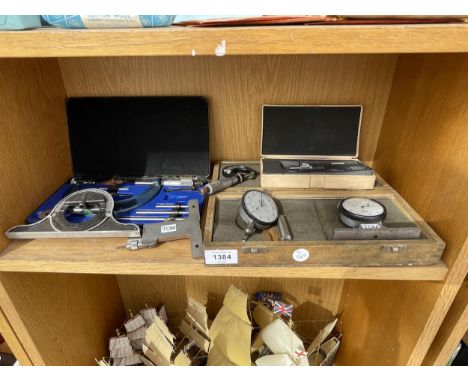 AN ASSORTMENT OF VINTAGE ENGINEERS TOOLS TO INCLUDE MICROMETERS, VALVES AND LEVELS ETC 