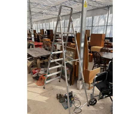 A SIX RUNG ALUMINIUM STEP LADDER 