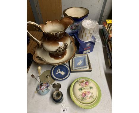 A QUANTITY OF ITEMS TO INCLUDE WEDGWOOD JASPERWARE, SPODE BOXED MUG, BOOT PLANTER, HAT PINS, JUG AND BOWL, ETC 