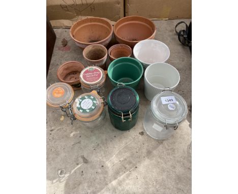 AN ASSORTMENT OF ITEMS TO INCLUDE TERRACOTTA PLANT POTS, KILNER JARS AND CERAMIC PLANT POTS ETC 