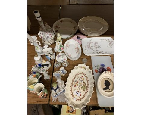 A QUANTITY OF CERAMIC ITEMS TO INCLUDE TOBY JUGS, A LAMP BASE, SPODE DISH, ROYAL WORCESTER 'GOLD CHANTILLY' PLATES, SMALL FIG
