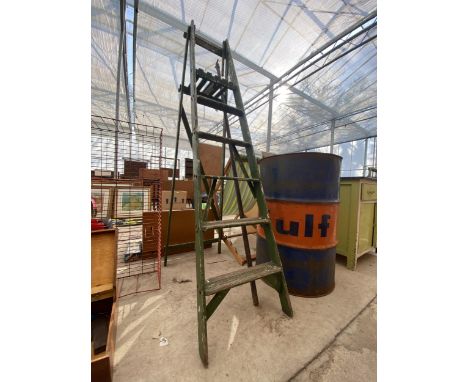 A VINTAGE FIVE RUNG WOODEN STEP LADDER 
