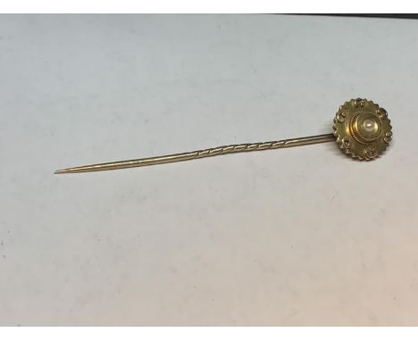 A VICTORIAN 15 CARAT GOLD SEED PEARL STICK PIN GROSS WEIGHT 2 GRAMS IN A PRESENTATION  BOX 