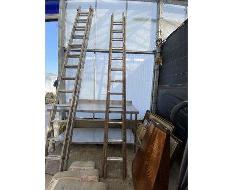 A VINTAGE WOODEN TWO SECTION EXTENDING LADDER (12 RUNGS PER SECTION) 