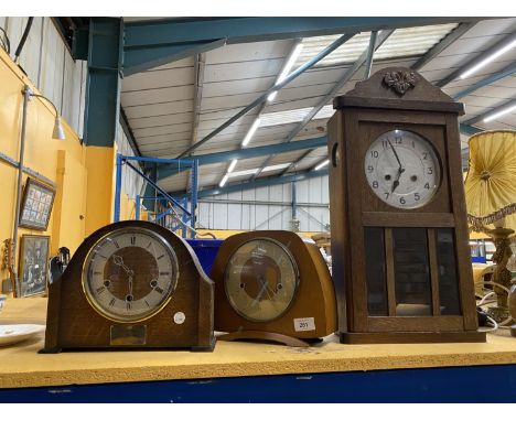 A SMITHS MANTLE CLOCK WORKING AT TIME OF LOTTING, A MAHOGANY CASED MANTLE CLOCK AND A WALL CLOCK 